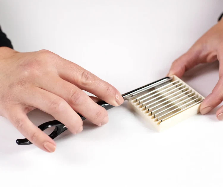 Feather Styling Razor Standard Replacement Blades Bonus Value Pack - 30 Pack with Disposal Case - Image 2